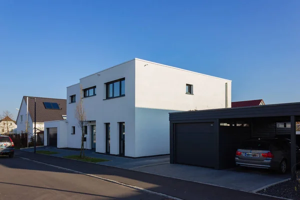 Modernes Haus baut Carport und Garage — Stockfoto