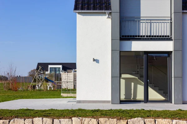 Modernt hus nybyggnation och terrass — Stockfoto
