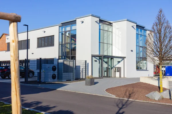 Modernes Haus mit blauem Himmel — Stockfoto