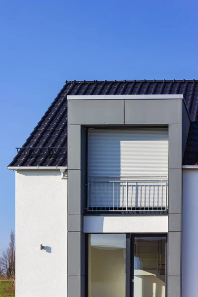 青空のある近代的な家の建物 — ストック写真