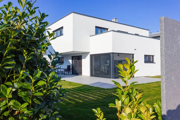 Modern huis gebouw op het dak — Stockfoto