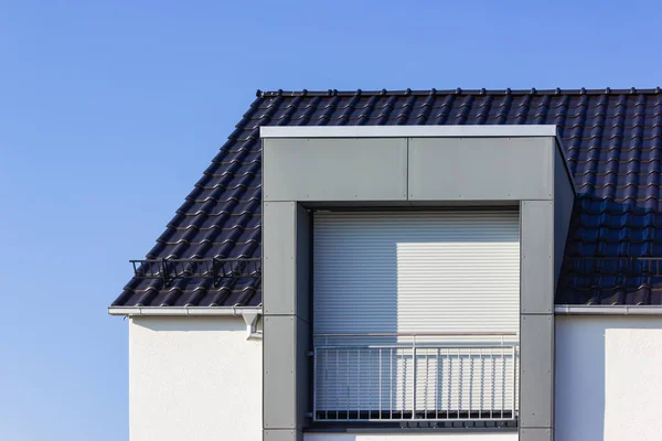 Edificio de casa moderno con cielo azul — Foto de Stock