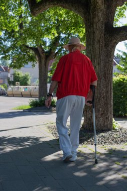 koltuk değneği ile kıdemli adam