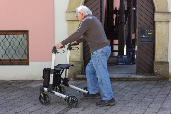 Senior människor som går med rollatorn — Stockfoto