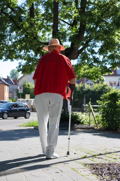 Senior man med krycka — Stockfoto