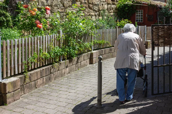 Anziani che camminano con il rollatore — Foto Stock