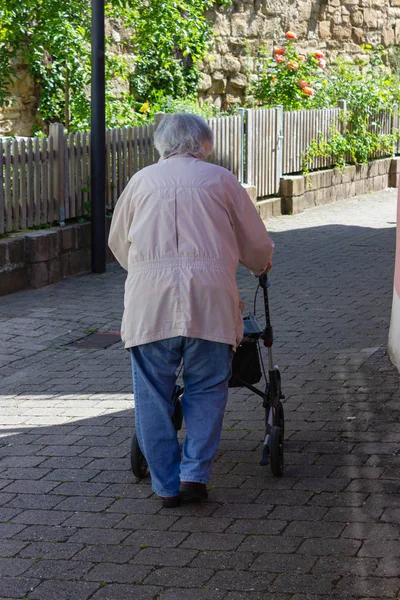 Starsi ludzie chodzą z Rollator — Zdjęcie stockowe
