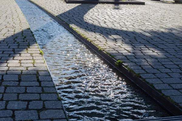 Wasserlauf in Fußgängerzone — Stockfoto