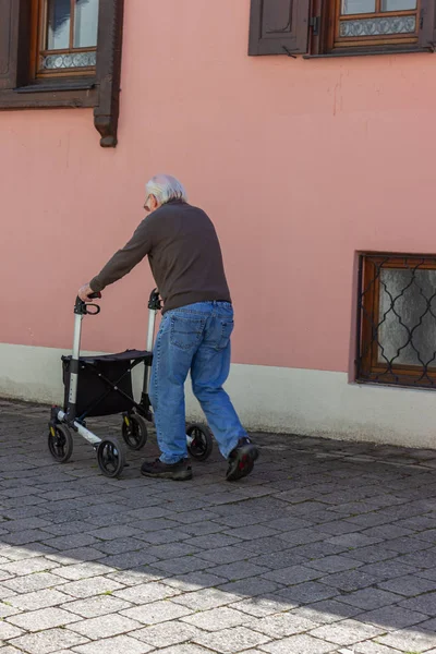 Idős emberek séta Rollator — Stock Fotó