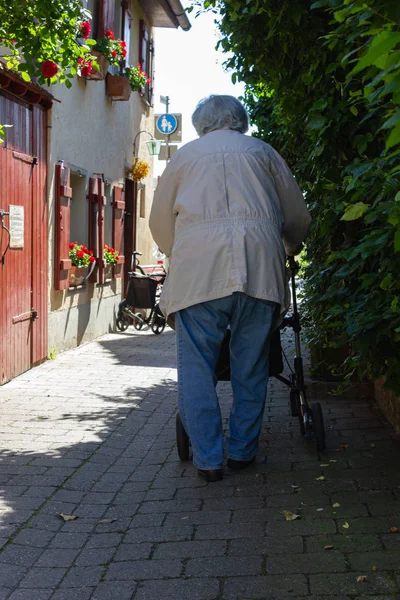 Senior människor som går med rollatorn — Stockfoto