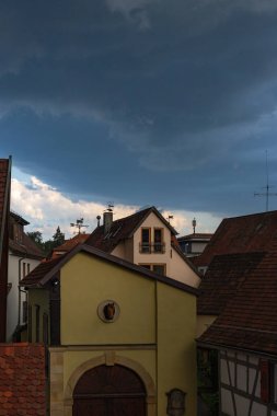 fırtına bulutları rooftops üzerinde