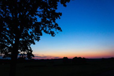 renkli karanlık günbatımı gökyüzü