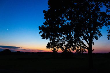 renkli karanlık günbatımı gökyüzü