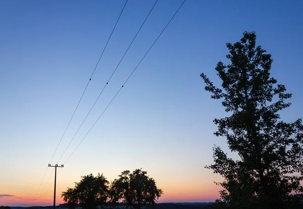 Телеграфний стовп на барвистому заході сонця — стокове фото