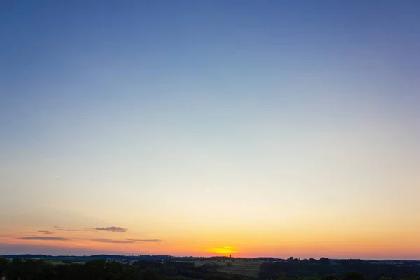 Renkli gökyüzü ile gün batımı — Stok fotoğraf