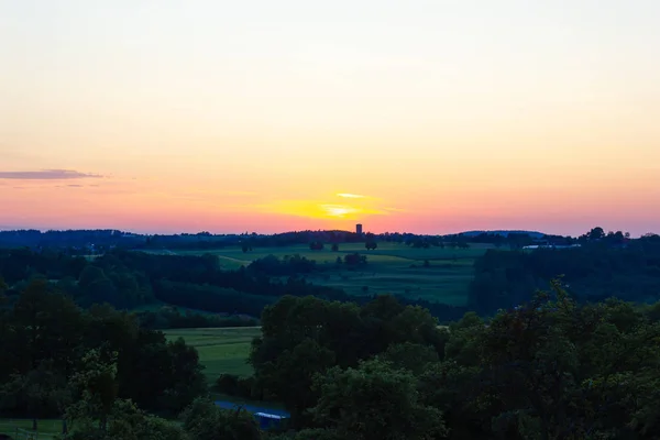 Pôr do sol com céu colorido — Fotografia de Stock