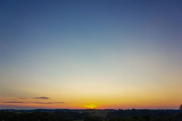 Закат с красочным небом — стоковое фото