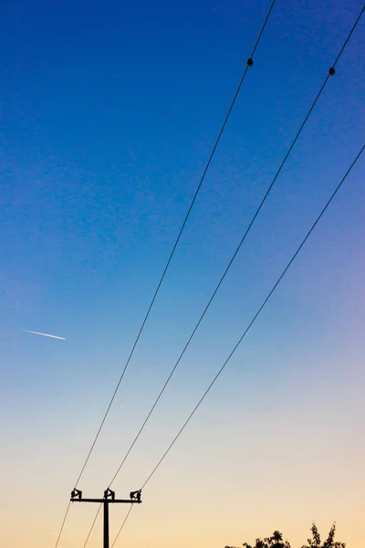 Τηλεγραφικό πόλο στο πολύχρωμο ηλιοβασίλεμα — Φωτογραφία Αρχείου