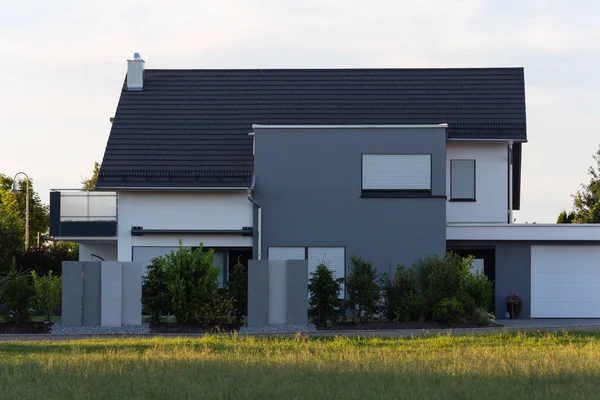 Detalles de arquitectura de fachada de la casa moderna — Foto de Stock