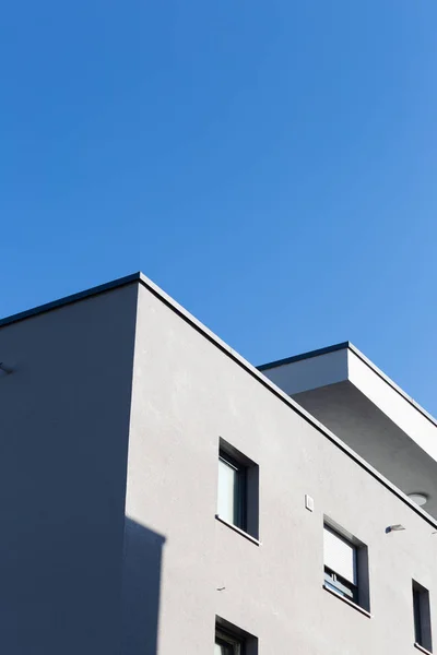 Modern lägenhetsbyggnad fasad — Stockfoto