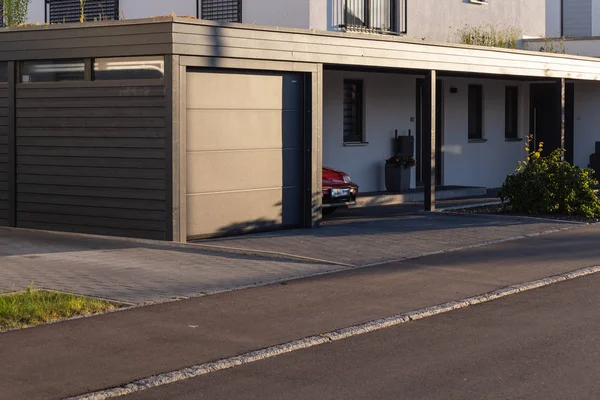 Carport garage av ingången område moderna hus — Stockfoto