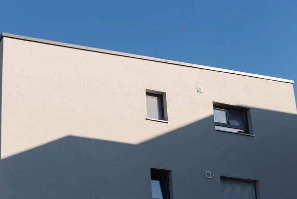 Moderne Wohnhausfassade — Stockfoto