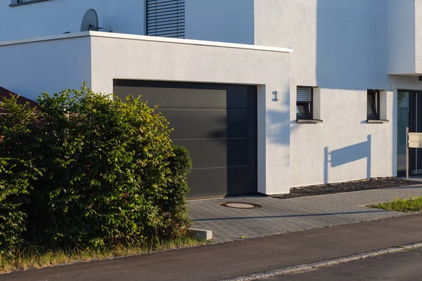 Posto auto coperto garage di entrace zona case moderne — Foto Stock