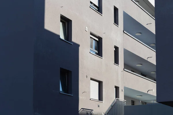 Moderna fachada del edificio del apartamento — Foto de Stock
