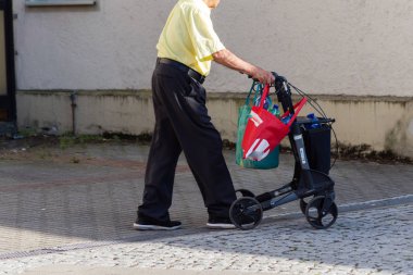 rollator alışveriş ile adam