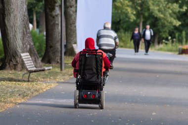 motor tekerlekli sandalye engelli bayan