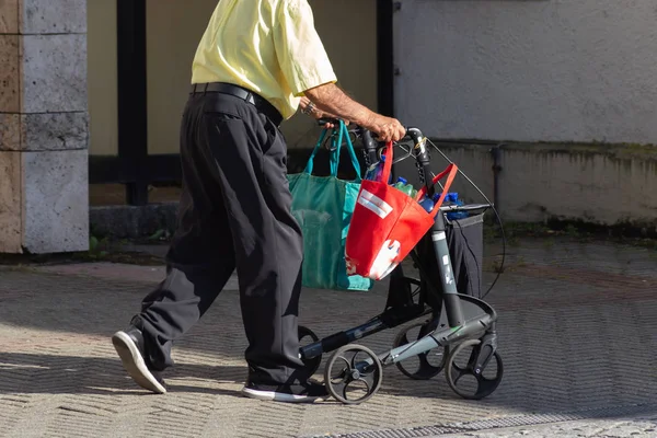 Man with rollator shopping — Stock Photo, Image