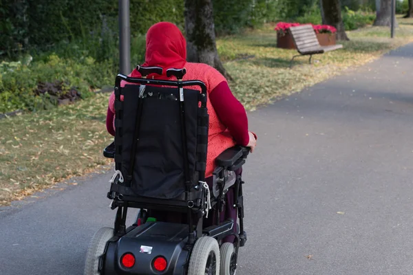 Handikappad dam på motor rullstol — Stockfoto