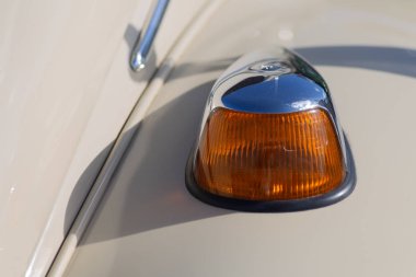 Alman otomobilinin dönüş göstergesi