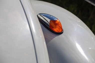 Alman otomobilinin dönüş göstergesi