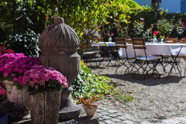 Alman bahçe restoranında saksı