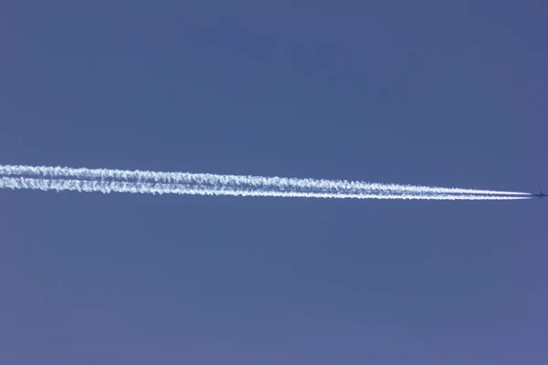 Aricraft contrails — ストック写真