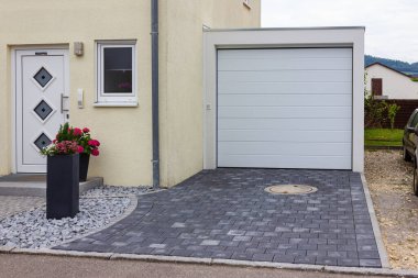 Baharda Güney Almanya kırsalındaki yeni binanın yanındaki garaj.