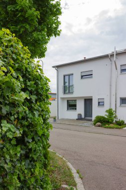 Almanya 'nın ilkbaharında yeni modern binaların girişi.