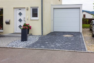 Baharda Güney Almanya kırsalındaki yeni binanın yanındaki garaj.