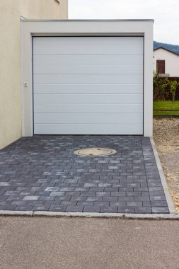 Baharda Güney Almanya kırsalındaki yeni binanın yanındaki garaj.