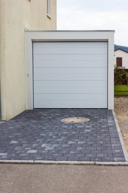 Baharda Güney Almanya kırsalındaki yeni binanın yanındaki garaj.