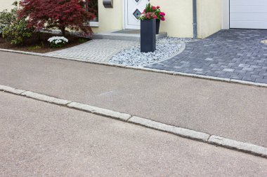 Almanya 'nın ilkbaharında yeni modern binaların girişi.