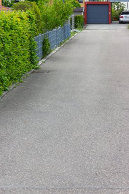 Baharda Güney Almanya kırsalındaki yeni binanın yanındaki garaj.