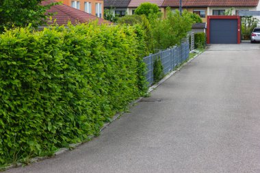 Baharda Güney Almanya kırsalındaki yeni binanın yanındaki garaj.