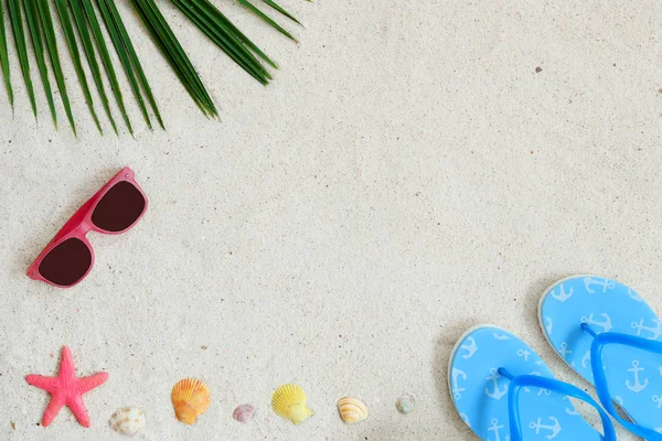 Пляжний Фон Вид Зверху Пляжний Пісок Кокосовим Листям Сонцезахисними Окулярами — стокове фото