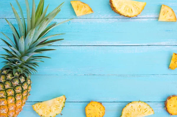 Ananas Tropicale Tavola Legno Colore Blu Layout Cornice Vacanza Estiva — Foto Stock
