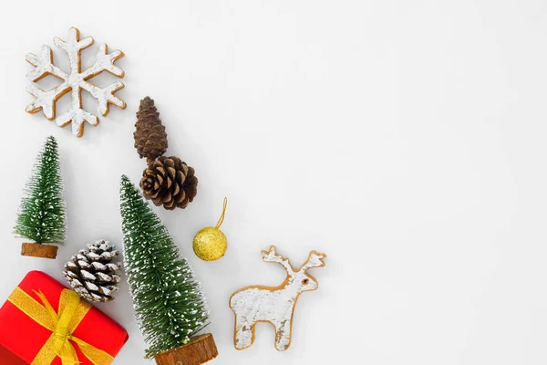 Noel kompozisyon. Beyaz arka plan üzerinde dekorasyonu ile Noel ağacı ve kırmızı hediye kutuları. Yaratıcı düz yatıyordu, kenarlık ve kopya alanı