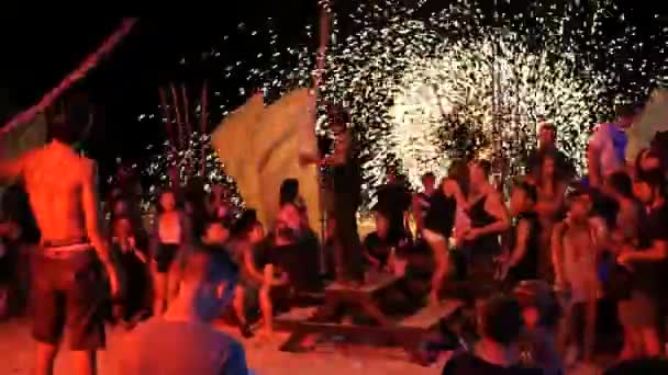 Пханган, Таїланд - 31 березня, 2018: буфет Fullmoon пляжну вечірку. Підлітки весело провести час на тропічному острові. — стокове відео