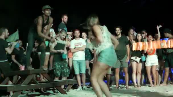 PHANGAN, THAÏLANDE - 31 mars 2018 : Fête de plage de pleine lune. Les adolescents s'amusent sur l'île tropicale . — Video