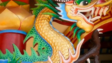 Dragon dini renkli heykel. Çince Geleneksel tarzda süsler ile dekore edilmiş türbe